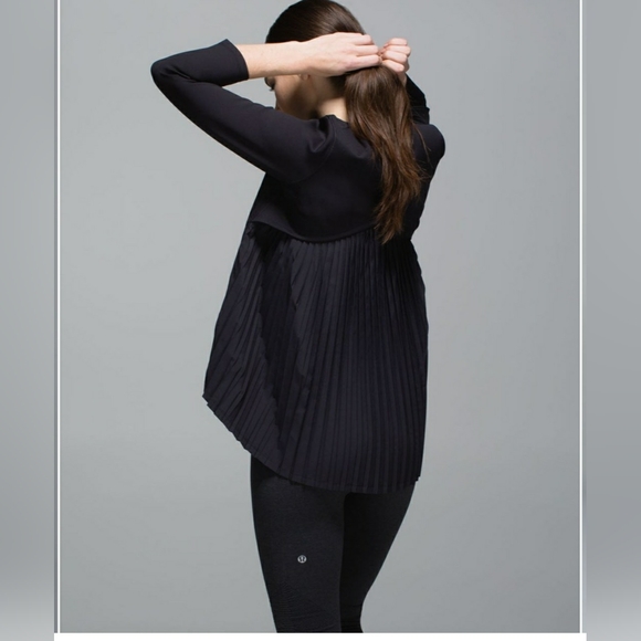 Lululemon Pleat On Long Sleeve Black - 6 - Picture 1 of 14